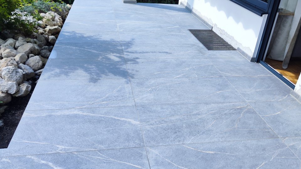 Erneuerung einer Terasse mit Gehweg